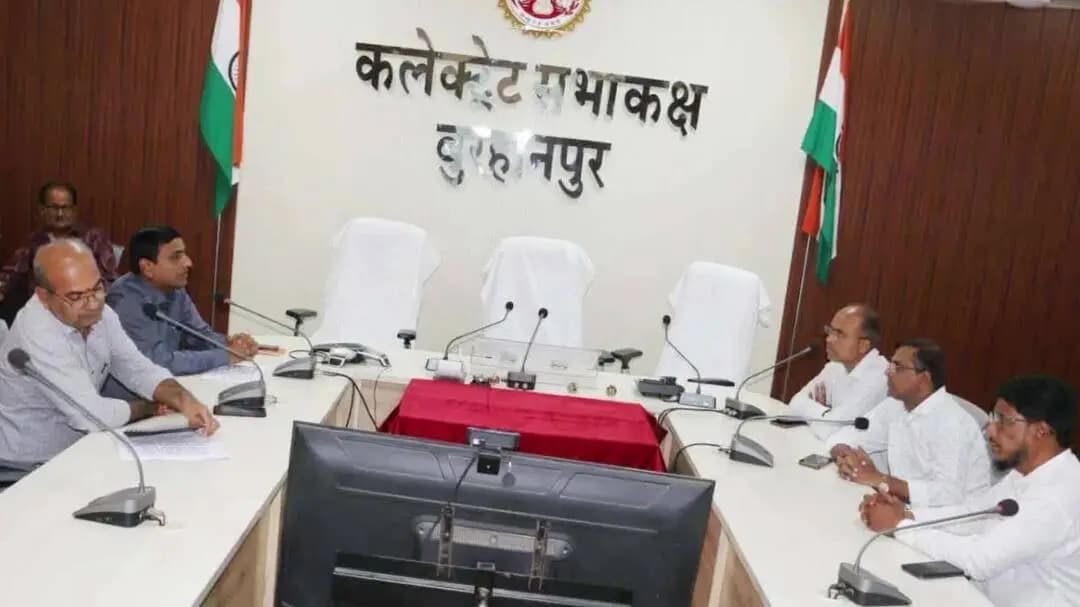 बुरहानपुर नगर: मतदाता सूची में नाम जोड़ने के लिए 4044 आवेदन मिले, बैठक में कांग्रेस प्रतिनिधि भी हुए शामिल