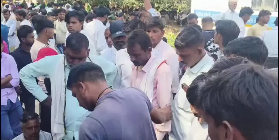 हिण्डौन: फुलवाड़ा में खाई में मिले युवक के शव की हुई शिनाख्त, परिजनों ने हत्या का आरोप लगाया, शव जिला अस्पताल की मोर्चरी में रखा