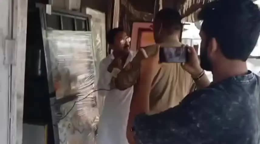महोबा: पुराने प्राइवेट बस स्टैंड के पास जिला पंचायत की जमीन पर बुलडोजर चला, दुकानदार ने किया विरोध