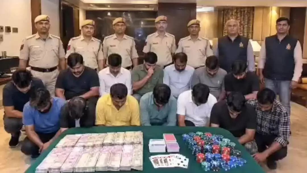 यमुना विहार: शाहदरा फ्लाईओवर के पास होटल ऑरा में जुए का खेल, पुलिस ने 13 लोगों को पकड़ा, ₹95,740 नकद बरामद