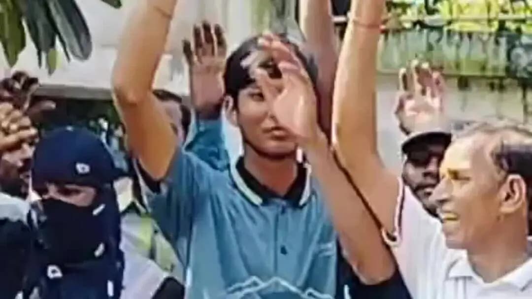 बिल्हौर: चौबेपुर में फैक्ट्री में 2 महीने से वेतन न मिलने के आरोप, नाराज मजदूरों ने गेट पर किया प्रदर्शन