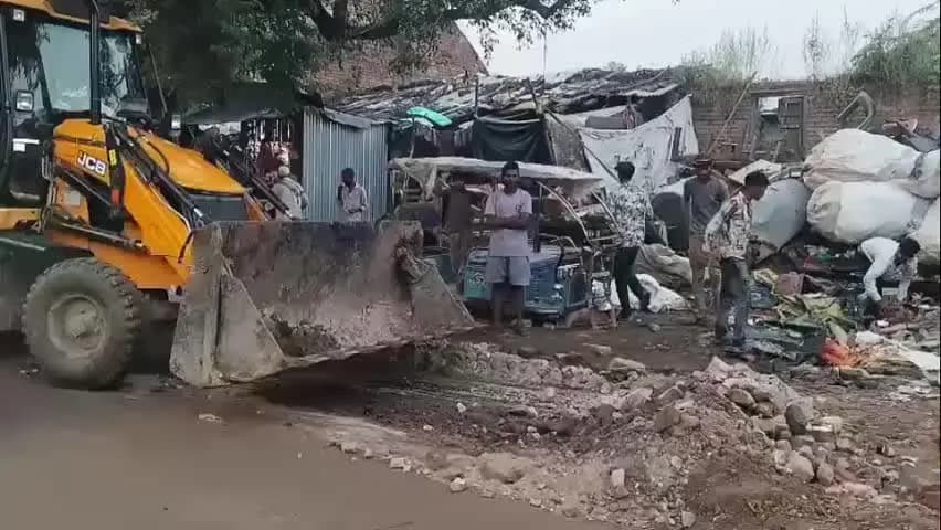 मौदहा: नवरात्रि से पहले मौदहा में बुलडोजर एक्शन, मांस-मछली की दुकानें हटवाईं, इलाही तालाब के पास नाले की सफाई
