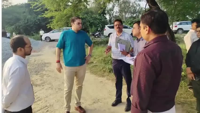 मुहम्मदाबाद गोहना: रानीपुर इलाके में नवनिर्मित उच्चीकृत कस्तूरबा गांधी बालिका विद्यालय का सीडीओ ने किया निरीक्षण, मचा हड़कम्प