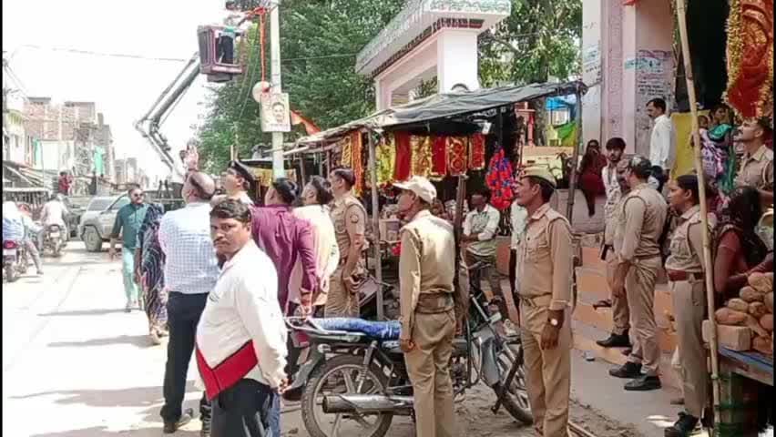 बबेरू: बबेरू क्षेत्र में नवरात्रि को लेकर प्रशासन अलर्ट, SDM व CO ने मंदिरों व पूजा पंडालों का किया औचक निरीक्षण