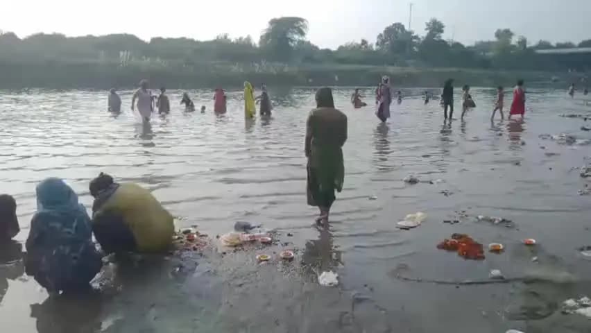 कैराना: कैराना में सर्वपितृ अमावस्या पर यमुना नदी पर श्रद्धालुओं की भीड़ उमड़ी, लगाई आस्था की डुबकी