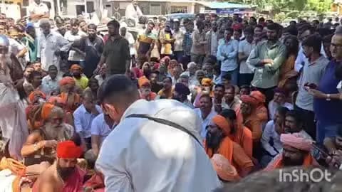शिवगंज: संत त्रिवेणीगिरी महाराज की संदिग्ध मौत का मामला गरमाया, शिवगंज थाने के बाहर साधु-संतों ने किया धरना
