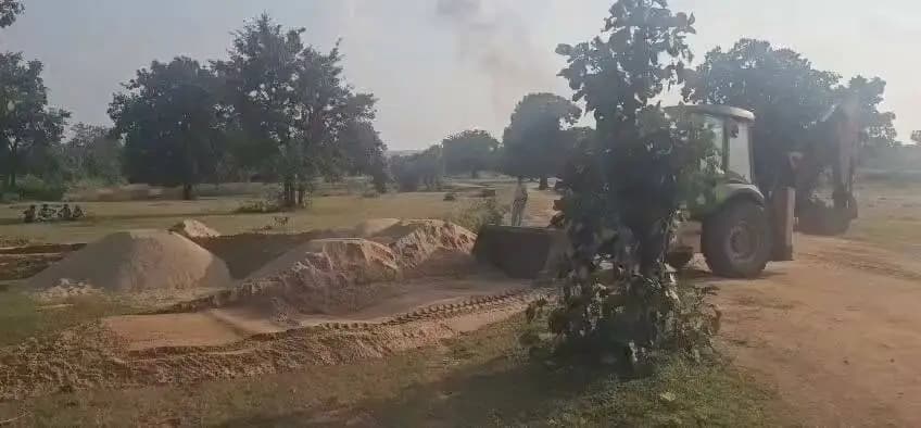 रेत का मिट्टी मिलाकर विनष्टिकरण किया गया
जिला खनिज अधिकारी श्री राहुल शांडिल्य ने जानकारी दी है कि खनिज विभाग एवं पुलिस विभाग द्वारा आज तहसील गोहपारु एवं जैतपुर स्थित ग्राम लेदरा महुआटोला, चुहरी एवं रसमोहिनी क्षेत्र का मौका निरीक्षण किया गया l जिसमे ग्राम लेदारा महुआटोला स्थित कुनुक नदी के पास 5 अलग अलग स्थानों पर रेत खनिज का स्टॉक पाया गया है l उक्त सभी स्टॉक शासकीय भूमि पर रखा गया था l 5 अलग अलग स्थानों पर लगभग 250 घन मी. रेत भण्डारित पायी गयी l
मौक़े पर उपस्थित लोगों से रेत भण्डारनकर्ताओ के बारे में पूछा गया l उनके द्वारा कोई जानकारी नहीं होना बताया l मौक़े पर मशीन की सहायता से रेत का मिट्टी मिलाकर विनष्टिकरण किया गया l
उक्त कार्यवाही सहा. खनि अधिकारी अभिषेक पटले के द्वारा थाना गोहपारु एवं खनिज अमले की उपस्थिति में किया गया l
#शहडोल #shahdol