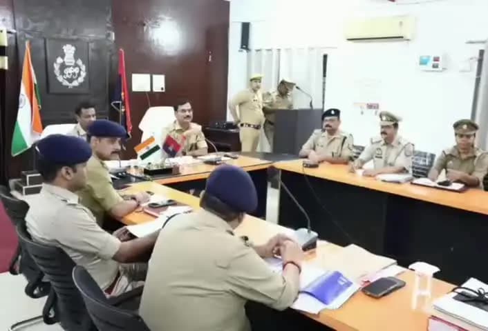 मऊ: पुलिस लाइन सभागार कक्ष में पुलिस अधीक्षक सर्वेस कुमार मिश्रा की अध्यक्षता में कानून व्यवस्था पर संगोष्ठी का आयोजन हुआ