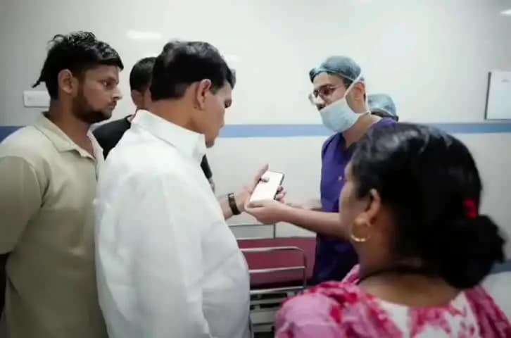 मऊ: नगर विकास एवं ऊर्जा मंत्री श्री ए.के. शर्मा ने केजीएमयू पहुंचकर मऊ निवासी दीपिका तिवारी का हालचाल जाना