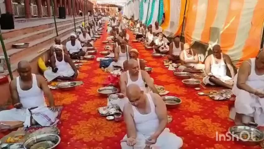 भांडेर: पण्डोखर धाम में पितृ पूजन, 251 वेदियों पर हवन; हजारों ने पाया प्रसाद