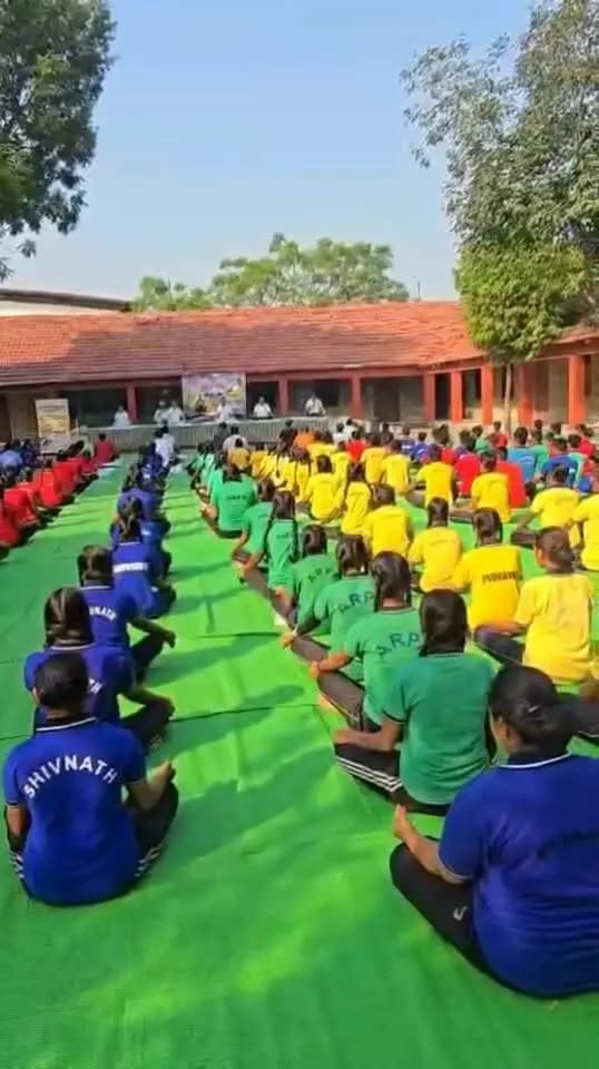 सेवा संकल्प अभियान: योग से निरोग
सेवा संकल्प अभियान के तहत स्वामी आत्मानंद उत्कृष्ट अंग्रेजी माध्यम स्कूल, जांजगीर में योग एवं ध्यान सत्र का आयोजन किया गया।
इस सत्र के माध्यम से विद्यार्थियों को योग और ध्यान के महत्व से अवगत कराते हुए शारीरिक स्वास्थ्य, मानसिक शांति एवं एकाग्रता बनाए रखने के लिए प्रेरित किया गया।
#सेवा_संकल्प_अभियान #SevaSankalpAbhiyan #JanjgirChampa #yoga #योग