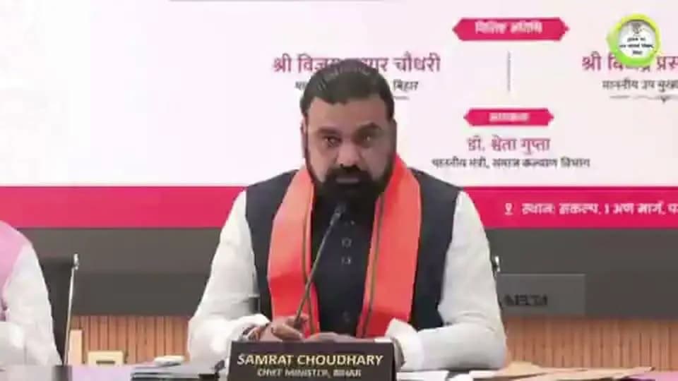 माननीय मुख्यमंत्री श्री सम्राट चौधरी जी ने आज सामाजिक सुरक्षा पेंशन योजना के तहत 108.36 लाख लाभार्थियों के बैंक खातों में सितंबर 2026 की पेंशन राशि के रूप में ₹1,237.48 करोड़ का DBT के माध्यम से हस्तांतरण किया।
इस योजना के अंतर्गत वृद्धजनों, विधवा महिलाओं एवं दिव्यांगजनों को प्रतिमाह ₹1100 की पेंशन प्रदान की जा रही है, जिससे उन्हें आर्थिक सुरक्षा और सम्मानजनक जीवन जीने में सहायता मिल रही है।
#SamajikSurakshaPension
#samratchoudhary
#CMSamrat #SamajikSurakshaPension