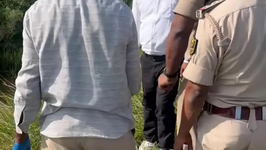 डुमरांव: दिनदहाड़े युवक की गोली मारकर हत्या, FSL टीम ने की जांच, घटनास्थल से ब्रेसलेट, चप्पल और गमछा बरामद
