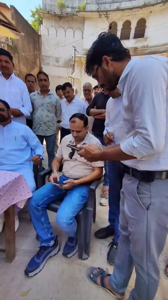 🏡 #स्वामित्व_योजना से मिला संपत्ति का कानूनी अधिकार! ✅
मुख्यमंत्री जन विश्वास अभियान के तहत ग्राम भाटखेड़ी बुजुर्ग में 3 हितग्राहियों की निःशुल्क रजिस्ट्री की गई। 🎉
📜 योजना से ग्रामीण परिवारों को उनकी आवासीय संपत्ति का कानूनी अधिकार मिल रहा है और संपत्ति संबंधी विवादों को कम करने में मदद मिल रही है।
📍 ग्राम भाटखेड़ी बुजुर्ग, तहसील #मनासा, जिला #नीमच
इस अवसर पर मनासा विधायक श्री अनिरुद्ध माधव मारू,कलेक्टर श्री हिमांशु चंद्रा,सीईओ जिला पंचायत श्री अमन वैष्णव सहित प्रशासनिक अधिकारी उपस्थित रहे।
CM Madhya Pradesh
Jansampark Madhya Pradesh
Department Of Revenue, Madhya Pradesh
#neemuch
