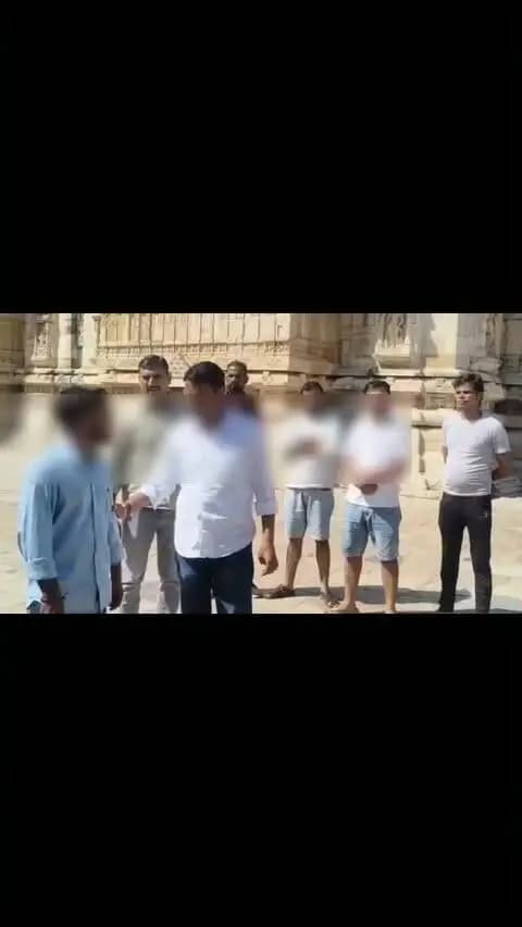*चित्तौड़गढ़ दुर्ग पर पर्यटकों को परेशान करने वाले 6 लपके गिरफ्तार*
*क्यूआरटी, किला चौकी एवं कोतवाली चित्तौड़गढ़ की स्पेशल टीम ने की संयुक्त कार्रवाई*
#चित्तौड़गढ़, 10 अक्टूबर 2026। चित्तौड़गढ़ दुर्ग पर आने वाले पर्यटकों की सुरक्षा, सुविधा एवं कानून व्यवस्था बनाए रखने के उद्देश्य से चित्तौड़गढ़ जिला पुलिस द्वारा प्रभावी कार्रवाई की गई। पुलिस अधीक्षक श्री धर्मेंद्र सिंह के निर्देशानुसार क्यूआरटी, किला चौकी तथा कोतवाली चित्तौड़गढ़ की स्पेशल टीम द्वारा संयुक्त कार्रवाई करते हुए दुर्ग क्षेत्र में सक्रिय 6 लपकों को गिरफ्तार किया गया।
जिला पुलिस अधीक्षक श्री धर्मेंद्र सिंह ने बताया कि चित्तौड़गढ़ दुर्ग एक प्रमुख ऐतिहासिक एवं पर्यटन स्थल है, जहां प्रतिदिन बड़ी संख्या में देशी-विदेशी पर्यटक भ्रमण के लिए आते हैं। पर्यटकों को किसी प्रकार की असुविधा नहीं हो तथा पर्यटन स्थल पर सुरक्षा एवं कानून व्यवस्था बनी रहे, इसके लिए जिला पुलिस द्वा�
