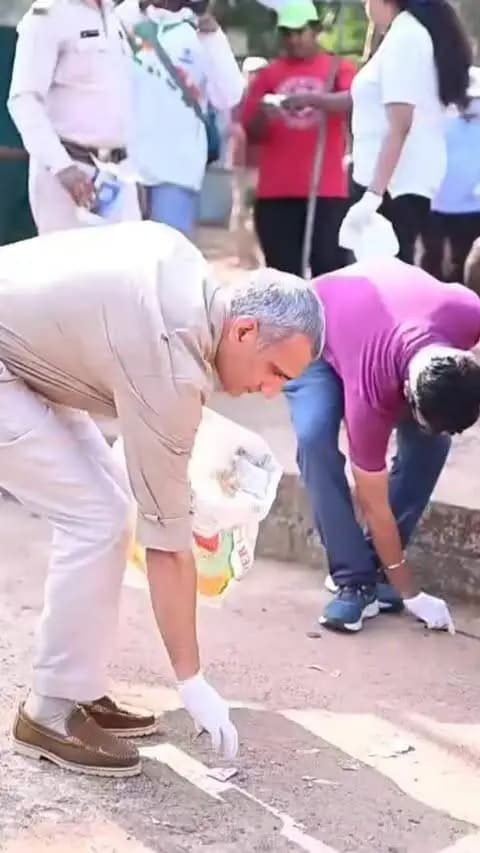 स्वच्छ, हरित एवं प्लास्टिक मुक्त जतमई धाम का संकल्प
सेवा संकल्प अभियान के अंतर्गत ‘सेवा मेरा योगदान’ कार्यक्रम के तहत जतमई माता मंदिर परिसर में विधायक श्री रोहित साहू, कलेक्टर श्री रणबीर शर्मा सहित जनप्रतिनिधियों, अधिकारियों एवं नागरिकों ने वृक्षारोपण कर सामूहिक श्रमदान के माध्यम से स्वच्छता अभियान चलाया।
विधायक श्री रोहित साहू ने रुद्राक्ष एवं कलेक्टर श्री रणबीर शर्मा ने वटवृक्ष का पौधा रोपित कर पर्यावरण संरक्षण का संदेश दिया।
इस अवसर पर धार्मिक एवं पर्यटन स्थलों को स्वच्छ रखने, प्लास्टिक का उपयोग कम करने तथा कचरे का उचित निस्तारण करने की अपील की गई।
आइए, जनभागीदारी से जतमई धाम को स्वच्छ, हरित एवं प्लास्टिक मुक्त बनाने में अपना योगदान दें।
#सेवा_संकल्प_अभियान #सेवा_मेरा_योगदान #स्वच्छता_अभियान #प्लास्टिक_मुक्त_जतमई #gariyaband