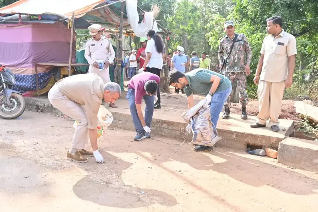 🧹 सेवा संकल्प अभियान | सेवा मेरा योगदान
श्रमदान से स्वच्छता का संदेश, प्लास्टिक मुक्त जतमई का संकल्प
सेवा संकल्प अभियान के अंतर्गत ‘सेवा मेरा योगदान’ कार्यक्रम के तहत जतमई माता मंदिर परिसर में जनप्रतिनिधियों, अधिकारियों एवं नागरिकों ने सामूहिक श्रमदान कर स्वच्छता अभियान चलाया। मंदिर परिसर की सफाई कर कचरे का उचित निस्तारण करने तथा एकल उपयोग वाले प्लास्टिक से दूरी बनाने के प्रति लोगों को जागरूक किया गया।
स्वच्छ धार्मिक एवं पर्यटन स्थल हमारी सामूहिक जिम्मेदारी है।
आइए, जनभागीदारी से जतमई धाम को स्वच्छ एवं प्लास्टिक मुक्त बनाने का संकल्प लें।
#सेवा_संकल्प_अभियान #सेवा_मेरा_योगदान #स्वच्छता_अभियान #प्लास्टिकमुक्तजतमई #Gariyaband