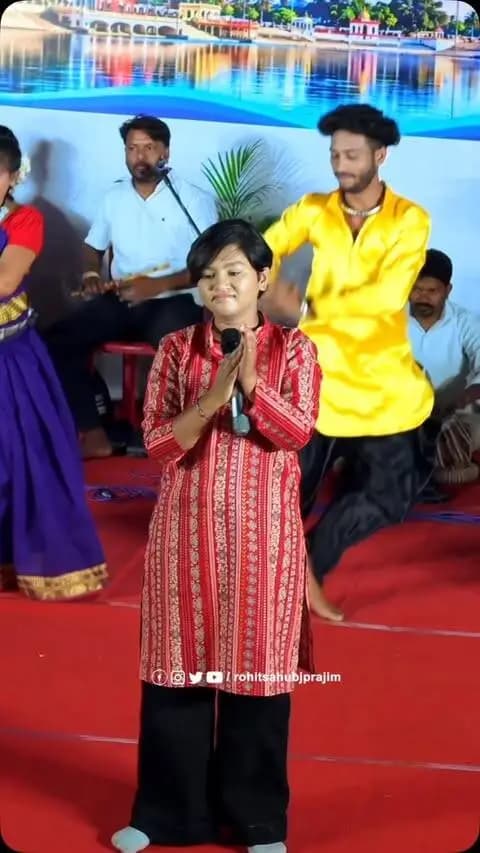 सेवा संकल्प अभियान के अंतर्गत आयोजित भव्य सांस्कृतिक कार्यक्रम में छत्तीसगढ़ की सुप्रसिद्ध लोकगायिका सुश्री आरू साहू की मनमोहक सांस्कृतिक प्रस्तुति का आनंद लिया।
छत्तीसगढ़ की समृद्ध लोकसंस्कृति, लोककला एवं परंपराओं से सजी इस संगीतमय संध्या ने उपस्थित जनसमूह का मन मोह लिया। ऐसे सांस्कृतिक आयोजन हमारी लोकपरंपराओं को सहेजने, कलाकारों को प्रोत्साहित करने तथा समाज में उत्साह और सांस्कृतिक चेतना का संचार करने का सशक्त माध्यम हैं।
इस अवसर पर भाजपा के वरिष्ठ पदाधिकारीगण, देवतुल्य कार्यकर्तागण एवं बड़ी संख्या में क्षेत्रवासी उपस्थित रहे।
सेवा, संस्कृति और समर्पण के संकल्प के साथ छत्तीसगढ़ की गौरवशाली लोकपरंपराओं को आगे बढ़ाना ही हमारा ध्येय है।
#सेवा_संकल्प_अभियान #AaruSahu #छत्तीसगढ़_की_संस्कृति #लोककला #BJP4CG
@bjp4india @chhattisgarhcmo @bjp4cgstate @bjpgariyaband @aarusahuofficial @gariyaband_distt