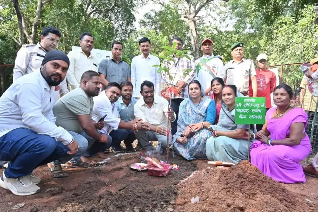 सेवा संकल्प अभियान | सेवा मेरा योगदान।।
सेवा संकल्प अभियान के अंतर्गत ‘सेवा मेरा योगदान’ कार्यक्रम के तहत जतमई माता मंदिर परिसर में वृक्षारोपण किया गया। इस अवसर पर राजिम विधायक श्री रोहित साहू ने रुद्राक्ष एवं कलेक्टर श्री रणबीर शर्मा ने वटवृक्ष का पौधा रोपित कर पर्यावरण संरक्षण, जैव विविधता संवर्धन और हरित वातावरण विकसित करने का संदेश दिया।
आइए, पौधे लगाएं और प्रकृति को सहेजने में अपना योगदान दें।
#सेवा_संकल्प_अभियान #सेवा_मेरा_योगदान #वृक्षारोपण #पर्यावरणसंरक्षण #GreenGariyaband
