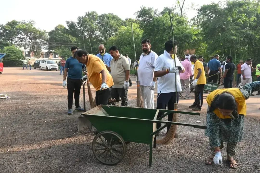 🇮🇳 सेवा ही संकल्प, श्रमदान ही योगदान! 🇮🇳
🌿 सेवा संकल्प अभियान | सेवा मेरा योगदान 🌿
एक दिन, एक घंटा, श्रमदान — स्वच्छ और सुंदर भिलाई के नाम! 🧹💚
सेवा केवल संकल्प नहीं, बल्कि समाज के प्रति हमारी जिम्मेदारी है। इसी भावना के साथ विगत दिनों सेवा संकल्प अभियान के अंतर्गत ‘सेवा मेरा योगदान’ पहल के तहत भिलाई नगर निगम स्थित सीवीटी सेंटर के आसपास के क्षेत्रों में व्यापक स्वच्छता अभियान चलाकर श्रमदान किया गया।
इस अभियान में दुर्ग लोकसभा सांसद श्री विजय बघेल जी, पूर्व विधानसभा अध्यक्ष श्री प्रेमप्रकाश पाण्डेय जी एवं नगर निगम आयुक्त सुश्री सुरुचि सिंह जी की उपस्थिति में स्वच्छता, जनभागीदारी और सामाजिक जिम्मेदारी का संदेश दिया गया।
💪 हमारा श्रम, हमारा संकल्प — स्वच्छ भिलाई, सुंदर भिलाई!
आइए, सेवा को संस्कार बनाएं, श्रमदान को जनआंदोलन बनाएं और मिलकर स्वच्छ, स्वस्थ एवं विकसित भिलाई के निर्माण में अपना योगदान दें।
एक घंटा देश के नाम, एक कदम स्वच्छता के नाम! 🇮🇳✨
#सेवा_संकल्प_अभियान #सेवा_मेरा_योगदान #एकदिनएकघंटाश्रमदान #स्वच्छता_ही_सेवा #SewaMera Yogdan