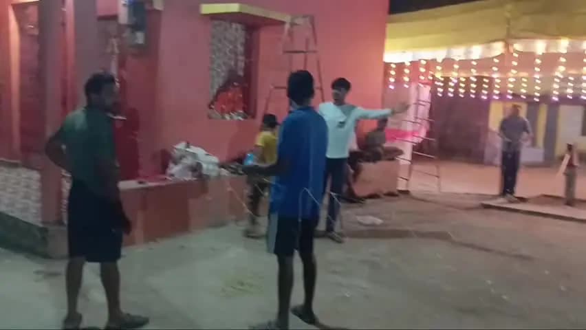 लालबर्रा: मिरेगांव में माँ जगत जननी की स्थापना की तैयारियां जोरों पर, सिंहवाहिनी दुर्गा उत्सव समिति के सदस्यों ने की सजावट