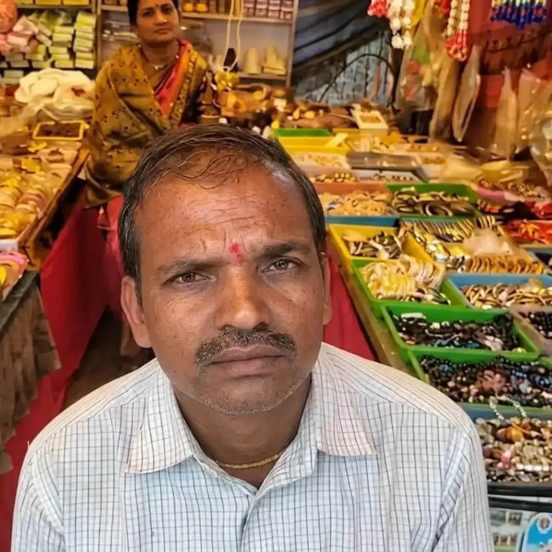 प्रधानमंत्री स्ट्रीट वेंडर्स आत्मनिर्भर निधि (पीएम स्वनिधि) योजना छोटे पथ विक्रेताओं को आर्थिक संबल प्रदान कर उन्हें आत्मनिर्भर बनाने में महत्वपूर्ण भूमिका निभा रही है। अमरकंटक के वार्ड क्रमांक 15, जमुनादादर निवासी श्री भरत कुमार गुप्ता के लिए यह योजना उनके व्यवसाय को आगे बढ़ाने में सहायक बनी है।
नर्मदा मंदिर के सामने पार्किंग स्थल पर मनिहारी की दुकान संचालित करने वाले श्री गुप्ता को पहले पूंजी की कमी के कारण व्यवसाय चलाने और परिवार के भरण-पोषण में कठिनाइयों का सामना करना पड़ता था। नगर परिषद अमरकंटक के माध्यम से पीएम स्वनिधि योजना की जानकारी मिलने पर वे इससे जुड़े और व्यवसाय के लिए आवश्यक पूंजी प्राप्त करने का अवसर मिला।
योजना से मिले आर्थिक सहयोग से श्री गुप्ता अपने मनिहारी व्यवसाय को सुचारू रूप से संचालित करने और उसमें वृद्धि करने में सफल हुए। व्यवसाय में सुधार से उनकी आमदनी बढ़ी और परिवार की आर्थिक स्थिति मजबूत हुई। साथ ही, स्वनिधि से समृद्धि योजना के अंतर्गत परिवार के सदस्यों की प्रोफाइलिंग होने से उन्हें अन्य शासकीय योजनाओं से जुड़ने का अवसर भी मिला।
श्री भरत कुमार गुप्ता ने पीएम स्वनिधि योजना के माध्यम से उनके व्यवसाय को मजबूती मिलने और परिवार की आर्थिक स्थिति में सुधार आने पर प्रधानमंत्री श्री नरेन्द्र मोदी के प्रति आभार व्यक्त किया। उन्होंने कहा कि योजना से मिले सहयोग ने उन्हें अपने व्यवसाय को आगे बढ़ाने और परिवार की आवश्यकताओं को बेहतर ढंग से पूरा करने में मदद की है।
<nis:link nis:type=tag nis:id=सेवा_संकल्प_अभियान nis:value=सेवा_संकल्प_अभियान nis:enabled=true nis:link/> <nis:link nis:type=tag nis:id=sevasankalpabhiyan nis:value=SevaSankalpAbhiyan nis:enabled=true nis:link/>
<nis:link nis:type=tag nis:id=anuppur nis:value=anuppur nis:enabled=true nis:link/>