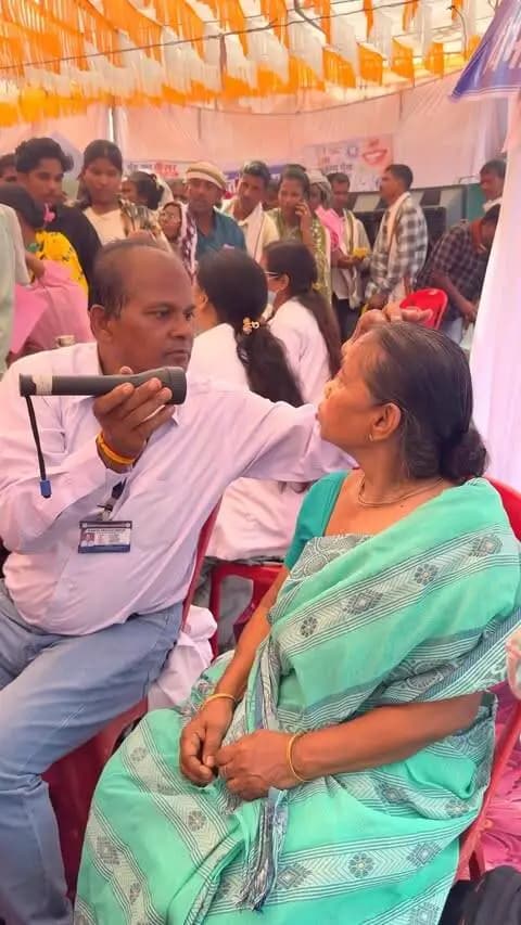 पूर्व नक्सल प्रभावित माहला में पहली बार पहुंचीं विशेषज्ञ स्वास्थ्य सेवाएं, गर्भवती महिलाओं की हुई सोनोग्राफी
सेवा संकल्प अभियान के अंतर्गत ग्राम माहला में आयोजित सेवा सेतु मेगा स्वास्थ्य शिविर में 1,673 लोगों का ओपीडी पंजीयन किया गया। सोनोग्राफी, एक्स-रे, विशेषज्ञ चिकित्सकीय परामर्श, जांच, उपचार एवं दवा वितरण जैसी सुविधाएं ग्रामीणों को गांव में ही उपलब्ध कराई गईं। शिविर में 60 महिलाओं की सोनोग्राफी की गई।
सांसद श्री भोजराज नाग एवं विधायक श्री विक्रम देव उसेंडी ने शिविर का अवलोकन किया। कलेक्टर श्री कुन्दन कुमार की विशेष पहल से पूर्व में नक्सल गतिविधियों से प्रभावित रहे इस सुदूर क्षेत्र में स्वास्थ्य सेवाओं की पहुंच सुनिश्चित हुई।