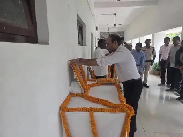समस्तीपुर: लोकनायक जयप्रकाश नारायण की जयंती पर जिलाधिकारी ने तैलचित्र पर किया माल्यार्पण