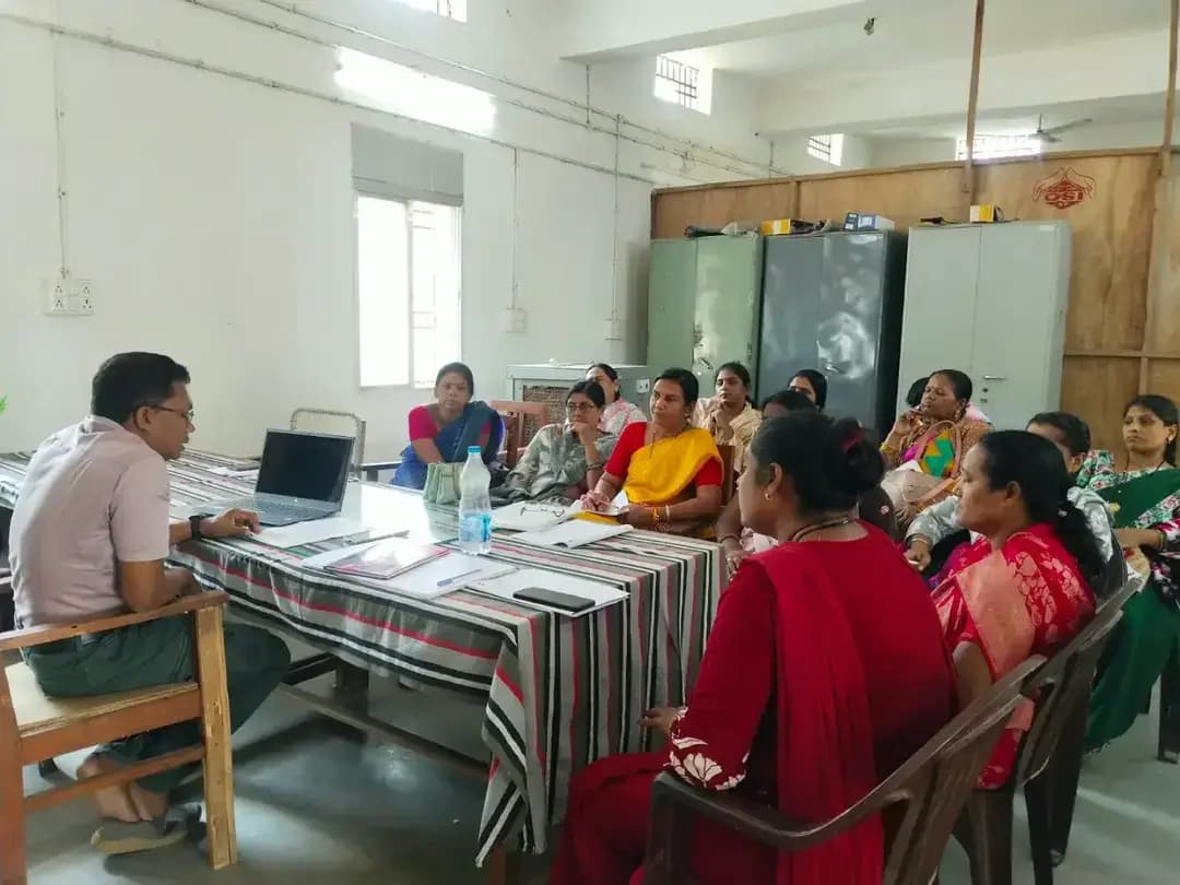 भारत निर्वाचन आयोग द्वारा विशेष अभियान चला कर छुटे हुए मतदाताओं का नाम मतदाता सूची में जोड़ने और 18 वर्ष पूर्ण कर चुके ऐसे युवा जिनका नाम अब तक मतदाता सूची में नही है... उन सभी का नाम मतदाता सूची में जोड़ने का कार्य किया जाएगा... इसके लिए जिले के सभी BLO को प्रशिक्षण दिया गया... जिले के खल्लारी और बागबाहरा में BLO यानी बूथ लेवल अधिकारियों को प्रशिक्षण दिया गया...
#BLO #voter #voterlist #spcialdrive #chhattisgarh