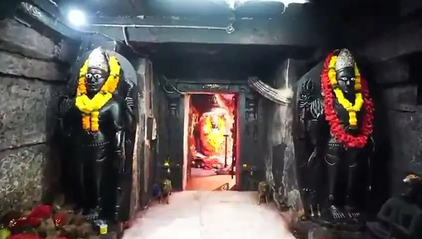 शक्ति का वंदन, नारी शक्ति का अभिनंदन
शारदीय नवरात्रि के पावन अवसर पर बस्तर की आराध्या माँ दंतेश्वरी की कृपा से हर घर में सुख-समृद्धि और हर जीवन में खुशहाली बनी रहे।
जय माँ दंतेश्वरी
#शक्ति_वंदन #CGNavratri2026 #महतारी_के_मान #VishnuBhaiya #Navratri2026