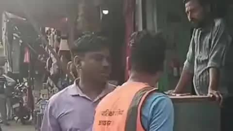 कायमगंज: कायमगंज में अतिक्रमण पर प्रशासन का शिकंजा, दुकानों और मकानों पर लिखी गई अतिक्रमण सीमा से मची हलचल