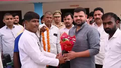 तरबगंज: ब्यौंदा मांझा के पंचायत भवन में बीजेपी सांसद करण भूषण सिंह ने बाढ़ प्रभावित परिवारों के लिए राहत किट का किया वितरण