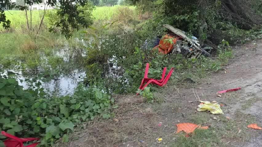 गोंडा: गोंडा-उतरौला रोड पर अनियंत्रित होकर गड्ढे में पलटा पिकअप, टेंट के सामान को हुआ भारी नुकसान