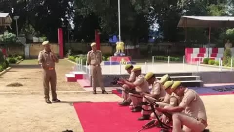 गोंडा: आगामी त्योहारों से निपटने के लिए पुलिस लाइन में बलवा ड्रिल का आयोजन, पुलिस कर्मियों को कराया गया अभ्यास