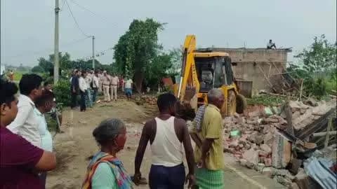 खड़गपुर: बागेश्वरी गांव में पंचायत सरकार भवन के निर्माण के लिए भारी पुलिस बल की मौजूदगी में जमीन को अतिक्रमणमुक्त कराया गया