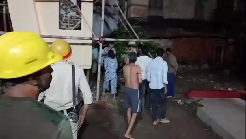 রামপুরহাট ১: রামপুরহাটে মহিলা পরিচালিত বুড়ো শিব পুজো কমিটির প্যান্ডেলে আগুন চাঞ্চল্য