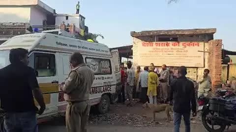 जोगिया कोतवाली क्षेत्र के जोगिया पपकड़ी मार्ग पर देशी शराब की दुदूकान पर एक व्यक्ति बेहोशी की हालत में पाया गया।मौके पर