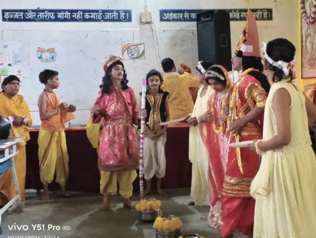 ☑️जिला स्तरीय कालिदास समारोह प्रतियोगिता में विद्यार्थियों ने दिखाई प्रतिभा
☑️विद्यार्थियों की प्रतिभा को प्रोत्साहित करने तथा भारतीय संस्कृति, साहित्य और परंपराओं से जुड़ाव बढ़ाने के उद्देश्य से स्कूल शिक्षा विभाग, द्वारा शासकीय उत्कृष्ट उच्चतर माध्यमिक विद्यालय उमरिया में जिला स्तरीय कालिदास समारोह प्रतियोगिता का आयोजन किया गया। प्रतियोगिता में विद्यार्थियों ने श्लोकपाठ, चित्रांकन एवं नृत्य नाटिका विधाओं में उत्साहपूर्वक सहभागिता की।
☑️ कलेक्टर श्रीमती राखी सहाय के निर्देश पर जिला शिक्षा अधिकारी भूपेंद्र सिंह बड़करे के मार्गदर्शन में आयोजित प्रतियोगिता का उद्देश्य विद्यार्थियों को अपनी रचनात्मक एवं सांस्कृतिक प्रतिभा प्रदर्शित करने के लिए मंच उपलब्ध कराना है। प्रतियोगिता में कनिष्ठ एवं वरिष्ठ वर्ग के प्रतिभागियों का विभिन्न विधाओं में चयन किया गया। श्लोकपाठ में स्वामी संत शरण विद्यापीठ, छपड़ौर, विकासखंड मानपुर के यश तिवारी, चित्रांकन में शासकीय सांदीपनि उत्कृष्ट उच्चतर माध्यमिक विद्यालय मानपुर की अंकिता केवट तथा नृत्य नाटिका में स्वामी संत शरण विद्यापीठ के ऋषि मिश्रा एवं समूह का चयन किया गया। श्लोकपाठ में स्वामी संत शरण विद्यापीठ, छपड़ौर के अभिषेक उपाध्याय, चित्रांकन में शासकीय सांदीपनि उच्चतर माध्यमिक विद्यालय करकेली के देव सिंह रहेल तथा नृत्य नाटिका में शासकीय सांदीपनि उत्कृष्ट उच्चतर माध्यमिक विद्यालय मानपुर की रितिका पटेल एवं समूह चयनित हुए। लोक शिक्षण संचालनालय द्वारा निर्धारित कार्यक्रम के अनुसार संभाग स्तरीय प्रतियोगिता 15 अक्टूबर 2026 को तथा राज्य स्तरीय प्रतियोगिता 27 से 29 नवंबर 2026 तक उज्जैन में आयोजित की जाएगी। चयनित विद्यार्थी संभाग स्तर पर उमरिया जिले का प्रतिनिधित्व करेंगे।
@cmmadhyapradesh
@jansamparkmp
@schooledu_mp
<nis:link nis:type=tag nis:id=उमरिया nis:value=उमरिया nis:enabled=true nis:link/>