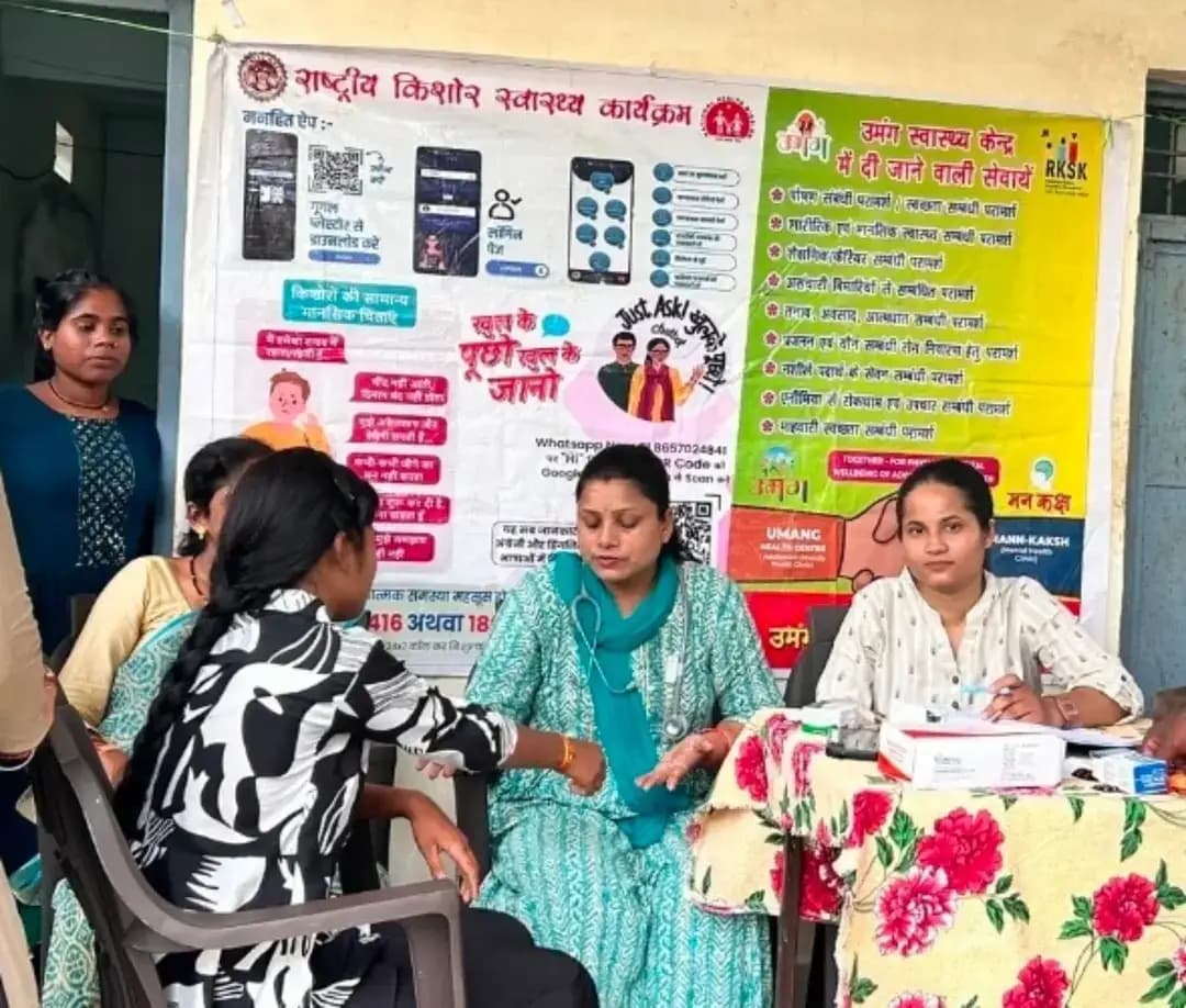 ☑️कन्या छात्रावासों में छात्राओं का किया गया स्वास्थ्य परीक्षण
☑️ कलेक्टर श्रीमती राखी सहाय के आदेशानुसार एवं मुख्य चिकित्सा एवं स्वास्थ्य अधिकारी डॉ. व्ही.एस. चंदेल के मार्गदर्शन में अनुसूचित जाति सीनियर कन्या छात्रावास उमरिया एवं अनुसूचित जाति सीनियर कन्या छात्रावास घुलघुली में छात्राओं का स्वास्थ्य परीक्षण किया गया।
☑️ स्वास्थ्य परीक्षण के दौरान छात्राओं का बीएमआई (बॉडी मास इंडेक्स), ब्लड प्रेशर, ब्लड शुगर एवं ओरल हेल्थ चेकअप किया गया। इसके साथ ही छात्राओं की स्वास्थ्य संबंधी समस्याओं को ध्यान में रखते हुए व्यक्तिगत परामर्श दिया गया। आवश्यकता के अनुसार छात्राओं को दवाइयों का वितरण किया गया तथा जिन छात्राओं को आगे स्वास्थ्य सेवाओं की आवश्यकता थी, उन्हें उमंग स्वास्थ्य केंद्र के लिए रेफर किया गया।
☑️स्वास्थ्य परीक्षण का उद्देश्य छात्राओं के स्वास्थ्य की स्थिति का आकलन करना, स्वास्थ्य संबंधी समस्याओं की समय पर पहचान करना तथा उन्हें आवश्यक उपचार एवं परामर्श उपलब्ध कराना है। इस दौरान डॉ. रीना गुप्ता, एएनएम शशि चौधरी, किशोर स्वास्थ्य परामर्शदाता श्रीमती पूजा पांडेय, छात्रावास अधीक्षक रंजना नगारची तथा नरेंद्र असवर एवं मनेंद्र नपती उपस्थित रहे।
@cmmadhyapradesh
@jansamparkmp
@healthminmp
<nis:link nis:type=tag nis:id=umaria nis:value=umaria nis:enabled=true nis:link/>