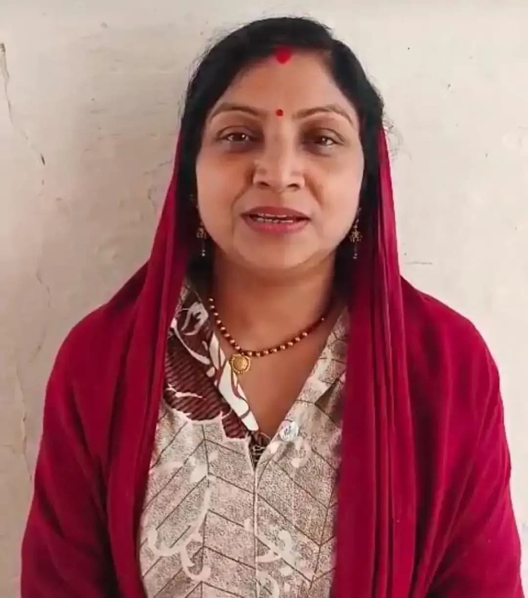 ⏩कहानी बदलाव की
⏩ मातृ वंदना योजना से रूपा नापित को मिली आर्थिक सहायता
⏩शासन की जनकल्याणकारी योजनाएं महिलाओं को आर्थिक संबल प्रदान करने के साथ उनके स्वास्थ्य एवं पोषण को बेहतर बनाने में महत्वपूर्ण भूमिका निभा रही हैं। प्रधानमंत्री मातृ वंदना योजना से लाभान्वित ग्राम पठारी निवासी श्रीमती रूपा नापित, पति श्री सुनील नापित ने बताया कि उनकी द्वितीय बालिका के जन्म पर योजना के तहत उन्हें 6 हजार रुपये की आर्थिक सहायता राशि प्राप्त हुई है।
श्रीमती रूपा नापित ने बताया कि योजना से प्राप्त राशि उनके लिए उपयोगी है। इससे परिवार को बालिका के पालन-पोषण, पोषण एवं आवश्यक जरूरतों को पूरा करने में आर्थिक सहयोग मिलेगा। उन्होंने कहा कि शासन द्वारा महिलाओं और बालिकाओं के हित में संचालित योजनाओं से जरूरतमंद परिवारों को सहायता मिल रही है। योजना से लाभ मिलने पर उन्होने प्रधानमंत्री श्री नरेंद्र मोदी एवं मुख्यमंत्री डा मोहन यादव के प्रति धन्यवाद ज्ञापित करते हुए कहा कि आर्थिक सहायता मिलने से उन्हें संबल मिला है और परिवार में खुशी का माहौल है।
प्रधानमंत्री मातृ वंदना योजना का उद्देश्य पात्र गर्भवती एवं धात्री महिलाओं को निर्धारित शर्तों के अनुसार आर्थिक सहायता उपलब्ध कराना है, ताकि मातृ एवं शिशु स्वास्थ्य, पोषण और महिला कल्याण को बढ़ावा मिल सके।
@cmmadhyapradesh
@jansamparkmp
<nis:link nis:type=tag nis:id=सेवा_संकल्प_अभियान nis:value=सेवा_संकल्प_अभियान nis:enabled=true nis:link/> <nis:link nis:type=tag nis:id=sevasankalpabhiyan nis:value=SevaSankalpAbhiyan nis:enabled=true nis:link/> <nis:link nis:type=tag nis:id=ashirwadkadiya nis:value=AshirwadKaDiya nis:enabled=true nis:link/>
