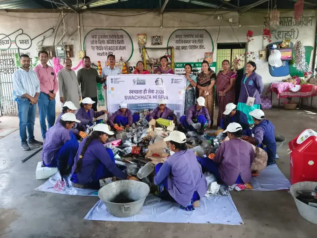 ♻️ सेवा संकल्प अभियान | सेवा मेरा योगदान 🌿
कुम्हारी नगर पालिका के वार्ड क्रमांक 14 स्थित मणी कंचन केंद्र (SLMR) में कचरा पृथक्करण एवं कंपोस्टिंग कार्यों का निरीक्षण किया गया। इस दौरान कचरे के उचित प्रबंधन, गीले एवं सूखे कचरे के पृथक्करण तथा स्वच्छता व्यवस्था का जायजा लिया गया।
निरीक्षण के दौरान नगर पालिका परिषद कुम्हारी की अध्यक्ष श्रीमती मीना वर्मा, स्वच्छता दीदियां एवं सुपरवाइजर उपस्थित रहे।
🌱 कचरे का सही प्रबंधन, स्वच्छ शहर की पहचान!
#सेवा_संकल्प_अभियान #सेवा_मेरा_योगदान #स्वच्छता_ही_सेवा #कचरा_पृथक्करण #कंपोस्टिंग स्वच्छ_भारत कुम्हारी