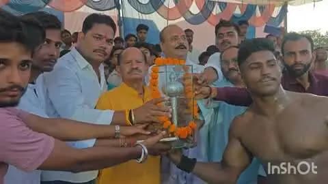 बिंदकी: बिंदकी के काली जी मंदिर में आयोजित दंगल में जम्मू के फैजल अली ने जीती चांदी की गदा और ₹3100 का इनाम, नागनाथन भी हुआ