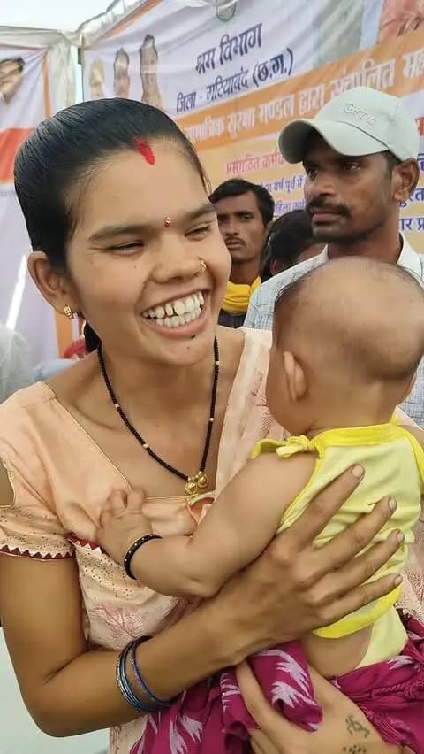 सेवा संकल्प अभियान से मिला संबल, बच्चे के सुपोषण और बेहतर देखभाल को मिलेगी नई मजबूती
सेवा संकल्प अभियान अंतर्गत ग्राम खोकसरा में आयोजित सेवा सेतु शिविर में देवभोग विकासखंड के ग्राम केन्दूवन, झाखरपारा निवासी श्रीमती आरती यादव को श्रम विभाग द्वारा मिनीमाता महतारी जतन योजना के तहत ₹20,000 की आर्थिक सहायता प्रदान की गई।
इस सहायता राशि का उपयोग आरती यादव अपने बच्चे के लालन-पालन, सुपोषित आहार एवं बेहतर देखभाल में करेंगी। आर्थिक सहायता मिलने पर उन्होंने माननीय प्रधानमंत्री श्री नरेंद्र मोदी जी एवं माननीय मुख्यमंत्री श्री विष्णु देव साय जी के प्रति आभार व्यक्त किया।
सेवा संकल्प अभियान — जनकल्याणकारी योजनाओं से खुशहाल परिवारों की ओर एक सार्थक पहल।
#सेवा_संकल्प_अभियान #सेवा_सेतु_शिविर #मिनीमाता_महतारी_जतन_योजना #जनकल्याण #Gariyaband