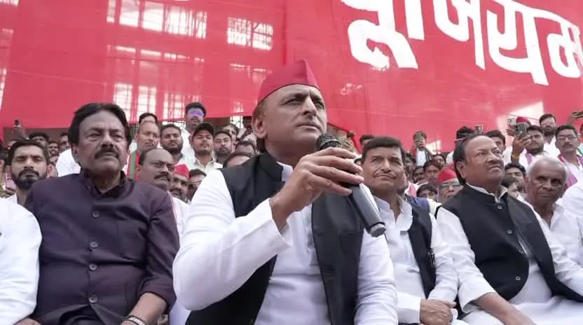कमजोर सरकार ने पुलिस को आगे किया।चीफ इलेक्शन कमिश्नर पर उंगली उठी है,इलेक्शन कमीशन के साथ भाजपा क्यों खड़ी है #Akhilesh