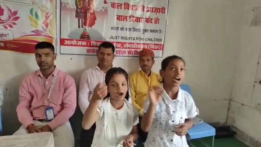 *महिला एवं बाल विकास निगम,लखीसराय* के तत्वाधान में अंतर्राष्ट्रीय बालिका दिवस के अवसर पर कस्तूरबा गांधी बालिका विद्यालय टाइप 4 शरमा, रामगढ़चौक में *बाल विवाह रोकथाम एवं समाज में जागरूकता फैलाने* के उद्देश्य बच्चों ने *गीत के माध्यम से किया मार्मिक अपील*।