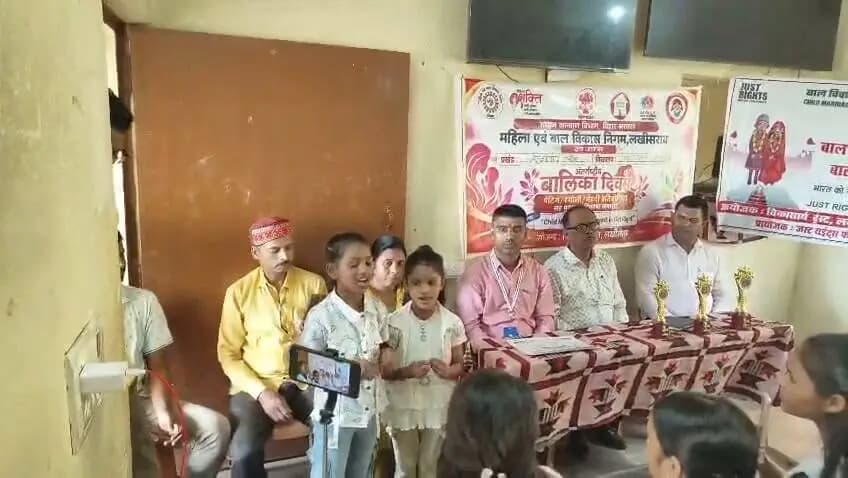 *महिला एवं बाल विकास निगम,लखीसराय* के तत्वाधान में अंतर्राष्ट्रीय बालिका दिवस के अवसर पर कस्तूरबा गांधी बालिका विद्यालय टाइप 4 शरमा, रामगढ़चौक में *बाल विवाह रोकथाम एवं समाज में जागरूकता फैलाने* के उद्देश्य बच्चों ने *गीत के माध्यम से किया मार्मिक अपील*।