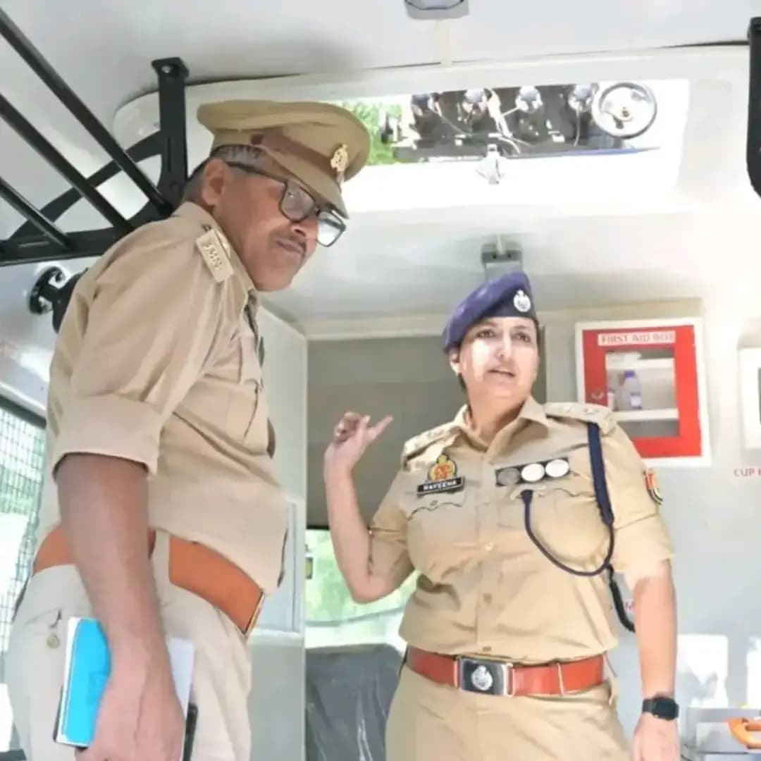 🚨 बाराबंकी पुलिस | निरीक्षण
📢 “हेलो… हेलो…! आवाज क्लियर आ रही है या नहीं?”
👮♀️ पुलिस अधीक्षक रवीना त्यागी ने रिजर्व पुलिस लाइन का किया औचक निरीक्षण
बाराबंकी की पुलिस अधीक्षक श्रीमती रवीना त्यागी ने रिजर्व पुलिस लाइन का औचक निरीक्षण कर व्यवस्थाओं का जायजा लिया। इस दौरान उन्होंने बहुउद्देशीय हॉल, परिसर की साफ-सफाई, सुरक्षा व्यवस्था और अन्य बुनियादी सुविधाओं का निरीक्षण किया।
🚔 इसके साथ ही कानून-व्यवस्था एवं आपातकालीन परिस्थितियों से निपटने के लिए तैयार वज्र वाहन का भी निरीक्षण किया। उन्होंने वाहन में लगे संचार उपकरणों, सुरक्षा संसाधनों और एंटी-रॉयट गियर की जांच की।
पुलिस अधीक्षक ने संबंधित अधिकारियों को निर्देश दिए कि सभी वाहन और उपकरण हमेशा दुरुस्त एवं क्रियाशील स्थिति में रहें, ताकि किसी भी आपात स्थिति में तत्काल प्रभावी कार्रवाई की जा सके।
#BarabankiPolice #UPPolice #SPBarabanki #RavinaTyagi #PoliceInspection बाराबंकी