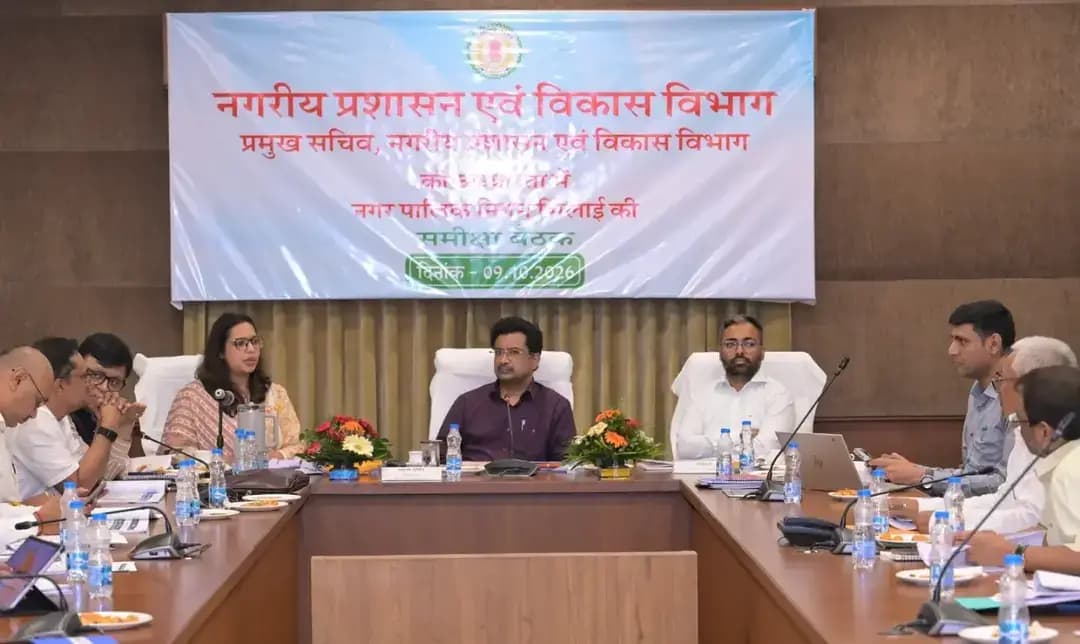 **दीपावली से पहले भिलाई बनेगा कचरामुक्त, नागरिक सेवाओं में देरी बर्दाश्त नहीं!**
नगरीय प्रशासन एवं विकास विभाग के प्रमुख सचिव श्री सोनमणि बोरा ने भिलाई नगर निगम के कार्यों की समीक्षा करते हुए अधिकारियों को नागरिक सुविधाओं में सुधार, शिकायतों के त्वरित निराकरण और अधूरे निर्माण कार्यों को समय-सीमा में पूरा करने के निर्देश दिए।
🔹 अधिकारियों को प्रतिदिन सुबह फील्ड निरीक्षण के निर्देश
🔹 दीपावली से पहले शहर को कचरामुक्त बनाने पर जोर
🔹 प्रधानमंत्री आवास योजना के कार्यों में तेजी लाने के निर्देश
🔹 जल संरक्षण, राजस्व वसूली और डिजिटल सेवाओं को प्रभावी बनाने पर बल
🔹 निदान-1100 की शिकायतों का समयबद्ध निराकरण सुनिश्चित करने के निर्देश
**नागरिकों को बेहतर सुविधाएं, स्वच्छ शहर और जवाबदेह प्रशासन देना प्राथमिकता।**
#Bhilai #UrbanAdministration #SwachhBhilai #SwachhBharatMission #Chhattisgarh