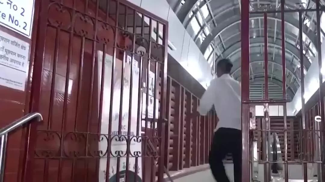 рд╡рд┐рдкрдХреНрд╖ рдХреЗ рд╕реБрдкреНрд░реАрдо рдХреЛрд░реНрдЯ рдорд╛рд░реНрдЪ рд╕реЗ рдкрд╣рд▓реЗ, рджрд┐рд▓реНрд▓реА рдореЗрдЯреНрд░реЛ рдХреЗ 6 рд╕реНрдЯреЗрд╢рдиреЛрдВ рдкрд░ рдПрдВрдЯреНрд░реА-рдПрдЧреНрдЬрд┐рдЯ рдмрдВрдж, рдпрд╛рддреНрд░рд┐рдпреЛрдВ рдХреА рдмреЭреА рдкрд░реЗрд╢рд╛рдиреА
