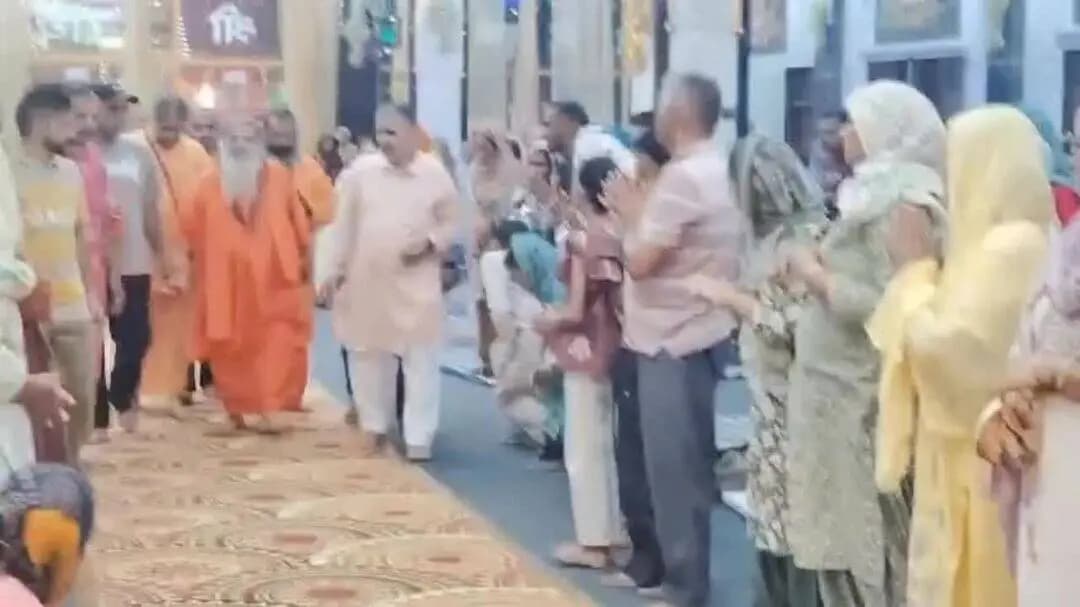 व्रज भूमि मथुरा में परिक्रमा मार्ग पर बाबा बाल जी महाराज के पंजाबी आश्रम में भागवत आयोजित की झलकियां। (BC)